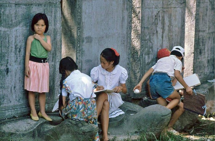 Các em bé học vẽ bên bia đá tiến sĩ trong Văn Miếu, 1993.